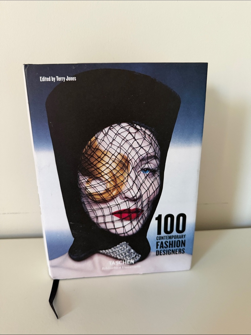 100 Contemporary Fashion Designers